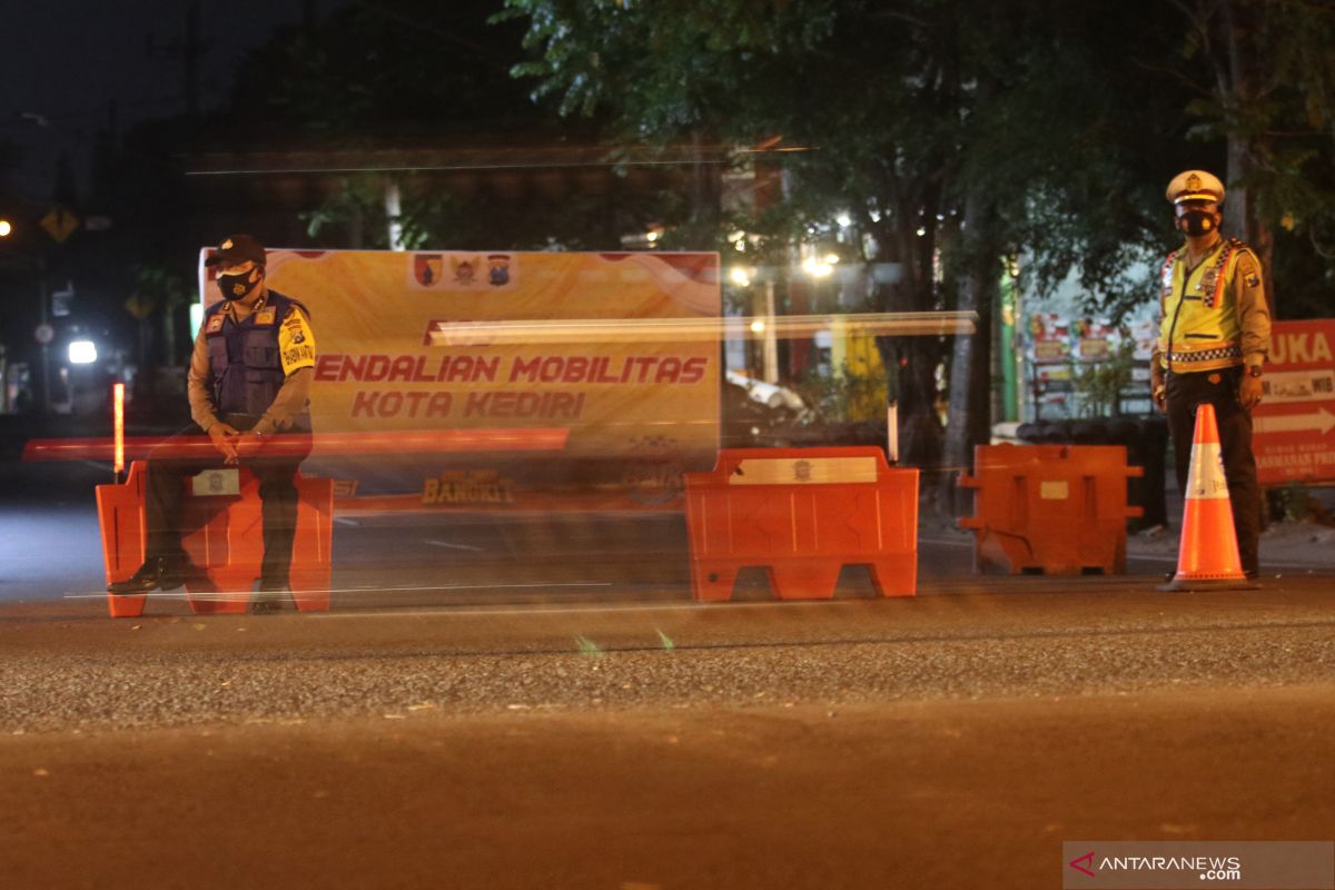 Lampu penerangan jalan protokol di Kota Kediri dipadamkan selama PPKM darurat