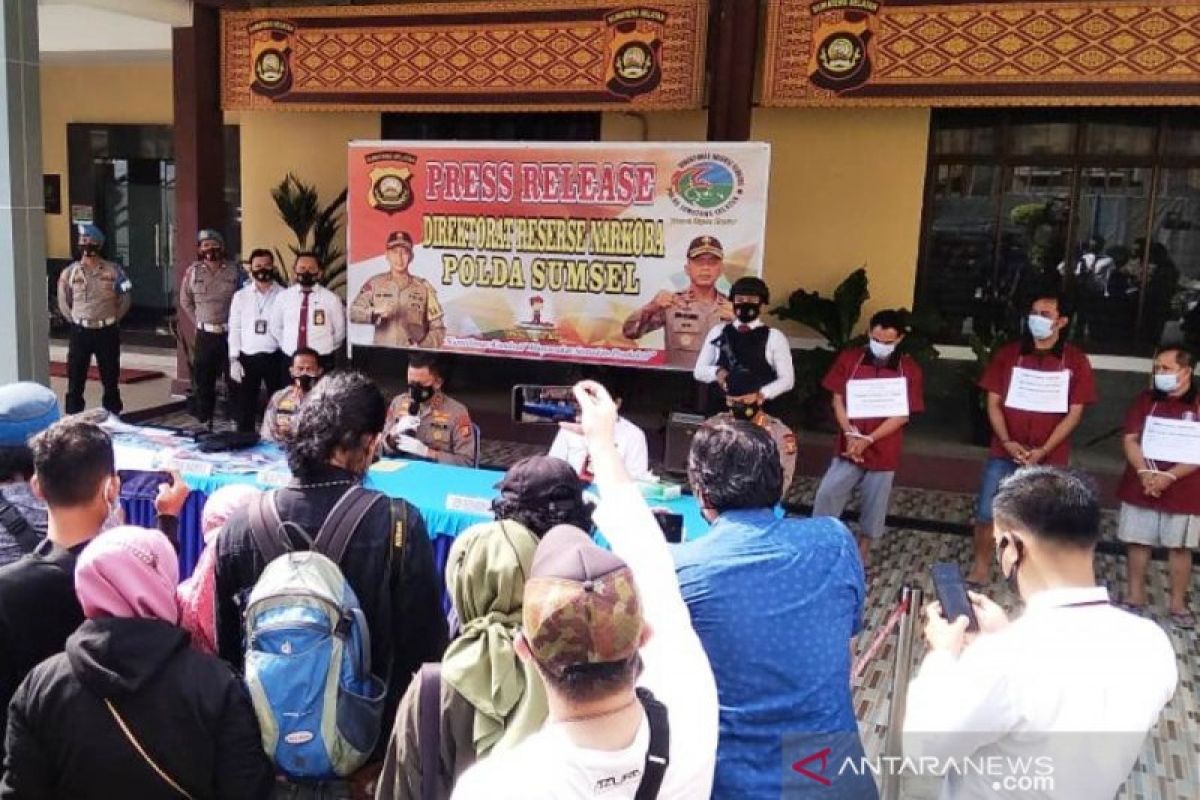 Polisi gerebek rumah tempat produksi ekstasi di Palembang, satu pelaku masih dikejar