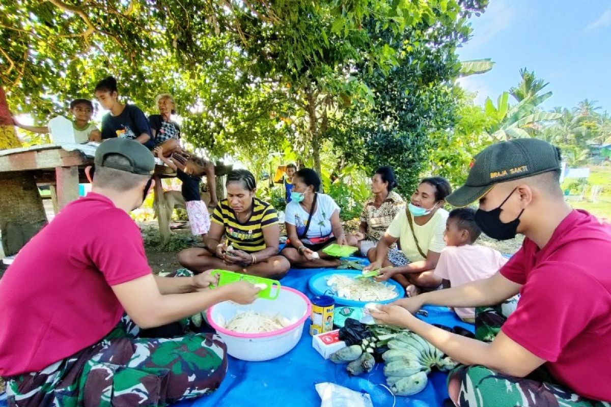 Satgas TNI Yonif 131 latih  warga di perbatasan buat kripik pisang