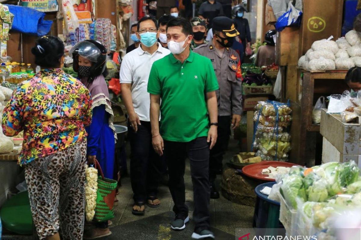 Bupati Klungkung pantau pelaksanaan PPKM Darurat di Pasar Galiran