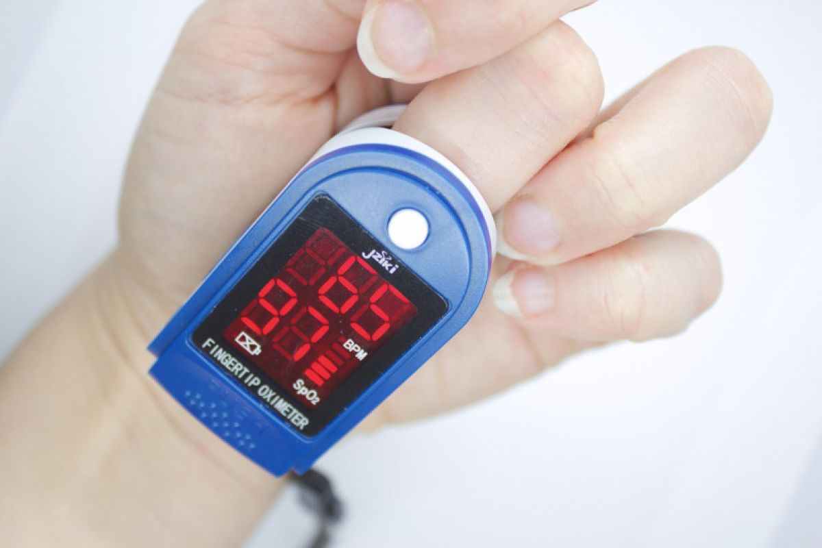 Saat pakai oximeter selama isolasi mandiri perhatikan kuku hingga posisi tubuh