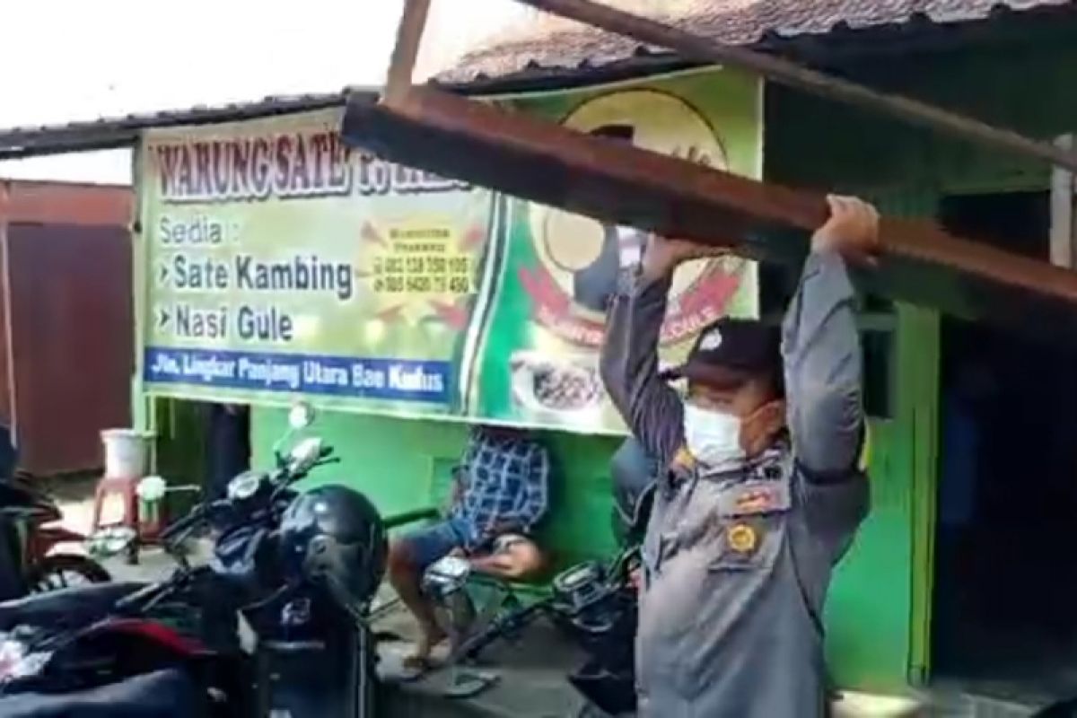 Satgas COVID-19 Kudus angkut kursi pedagang langgar PPKM darurat