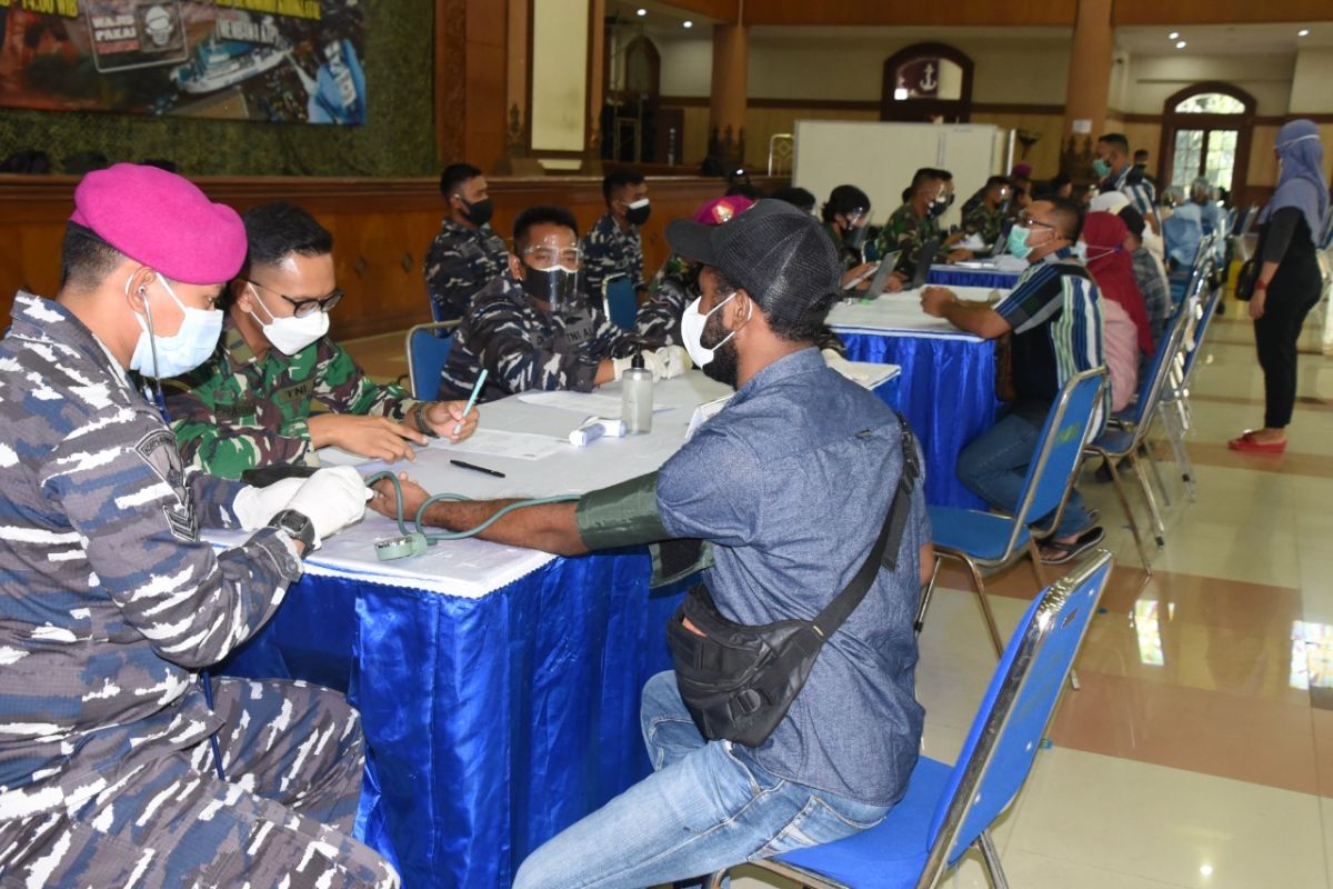 Hari kedua serbuan vaksin TNI AL di Kodiklatal pesertanya membeludak