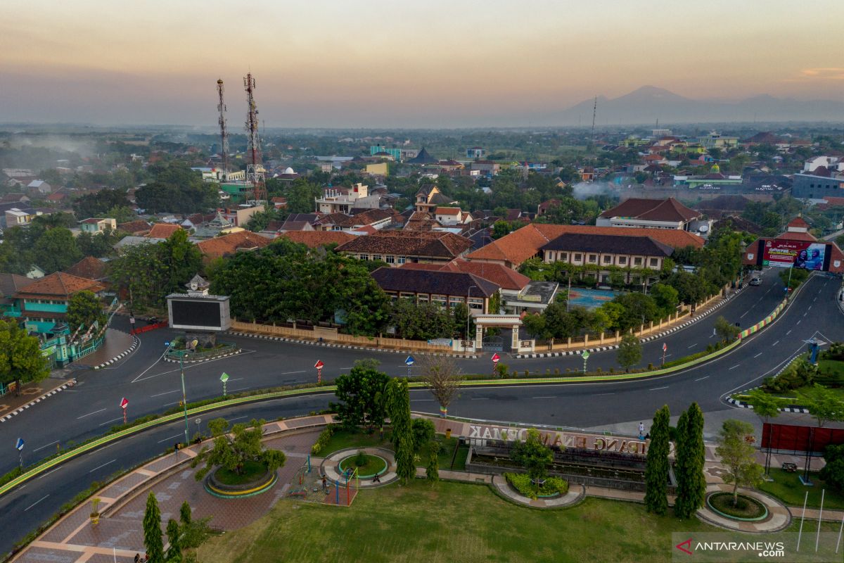 Kemarin, Hotel terancam bangkrut hingga DPR minta ekonomi tumbuh