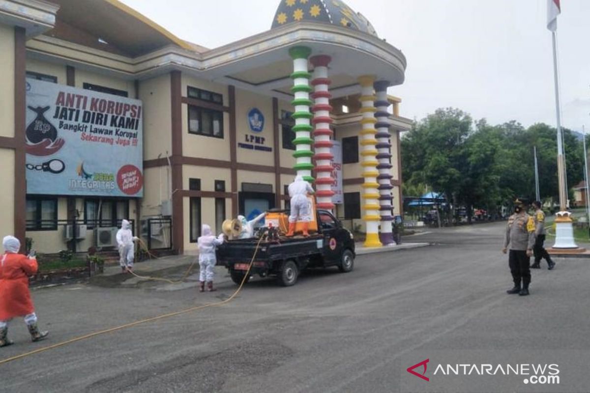 Polsek Tilongkabila semprot disinfektan di lokasi isolasi COVID-19