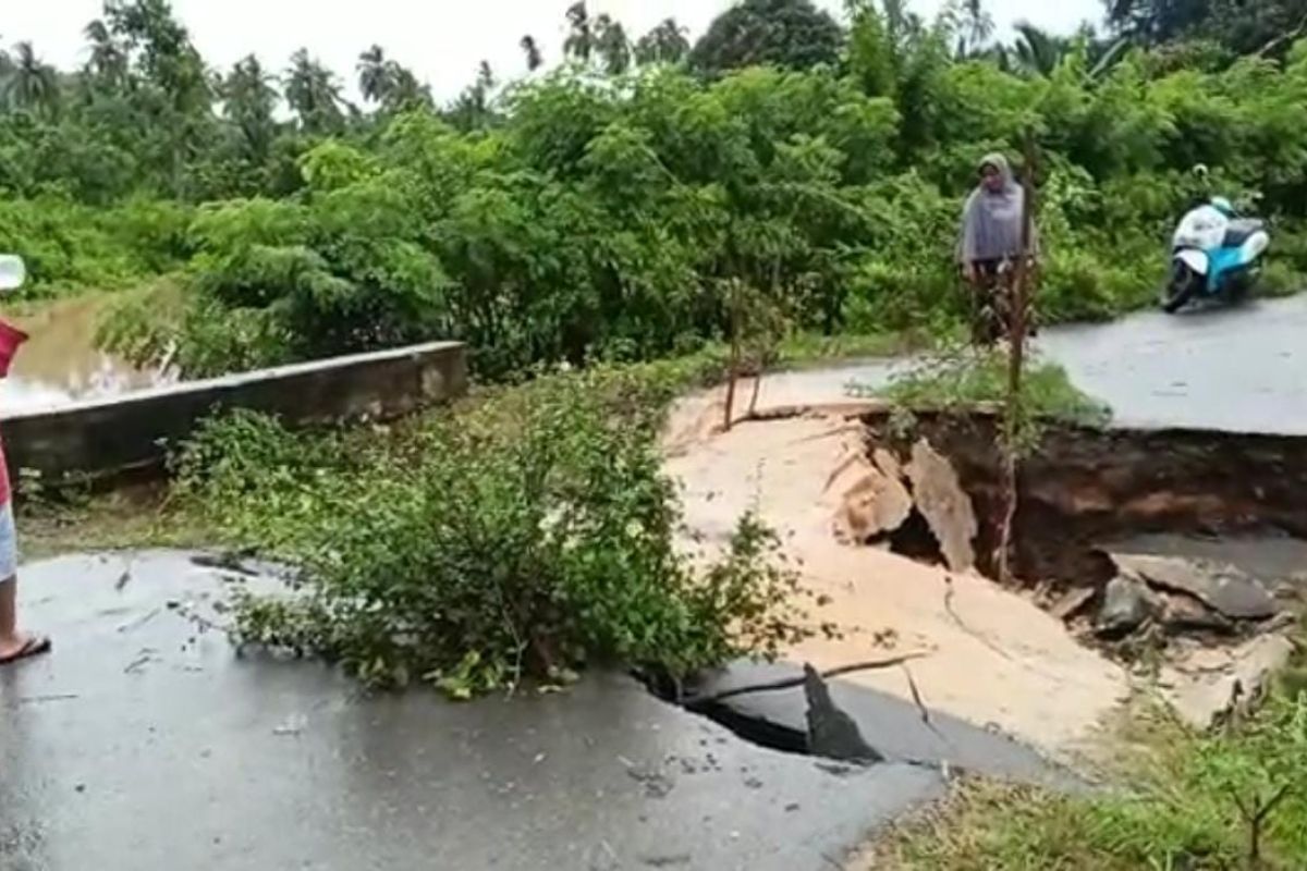 Lima gampong di Aceh Jaya terisolir akibat jembatan ambruk
