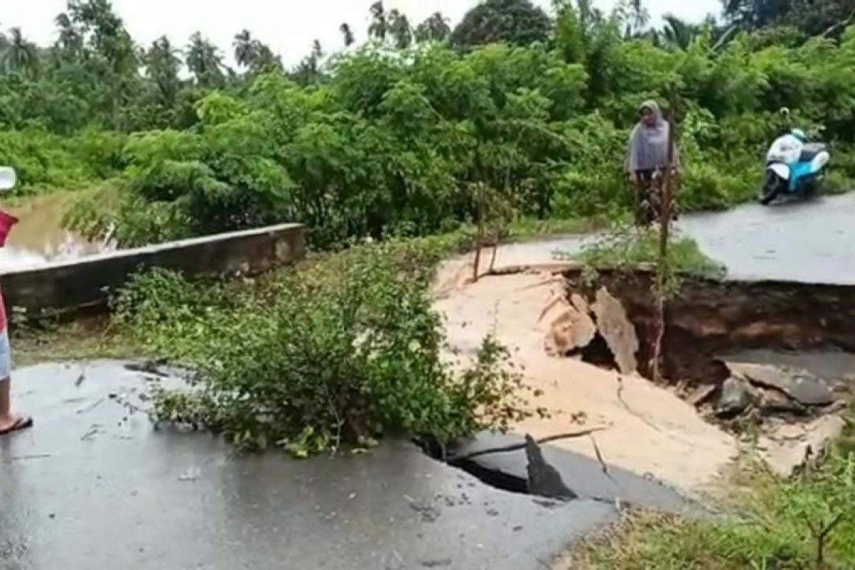 Lima gampong di Aceh Jaya terisolasi akibat  jembatan ambruk