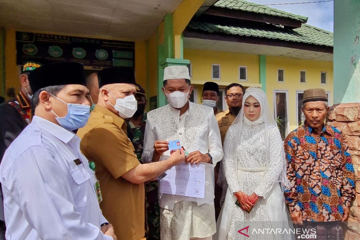 Perdana, pengantin baru di Aceh Tengah langsung terima KTP dan KK baru