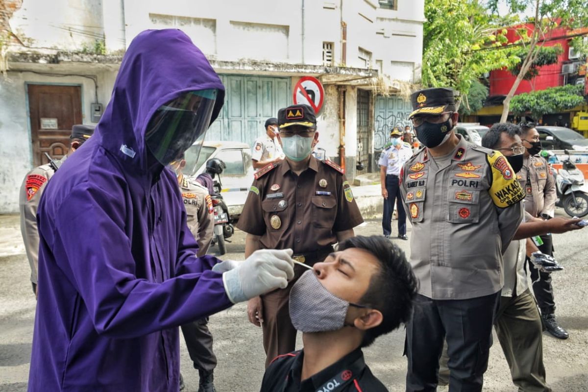 Wakapolda Jatim tinjau penerapan PPKM darurat di Surabaya