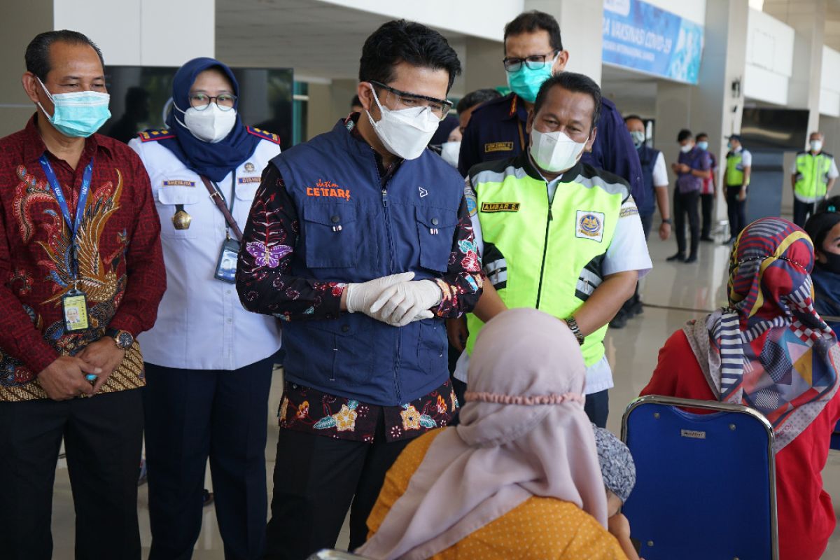 Wagub Jatim tinjau vaksinasi di Bandara Juanda