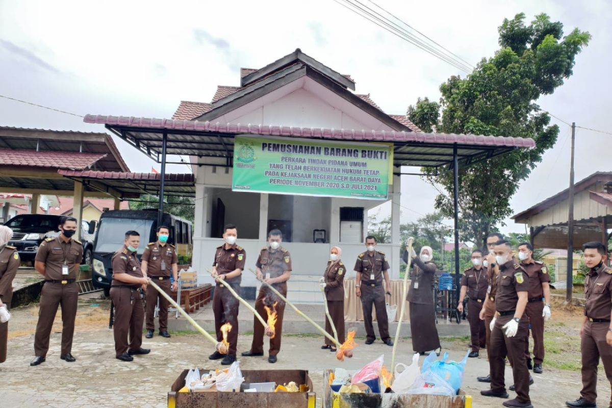 Kejari Abdya musnahkan barang bukti dari 19 perkara pidana