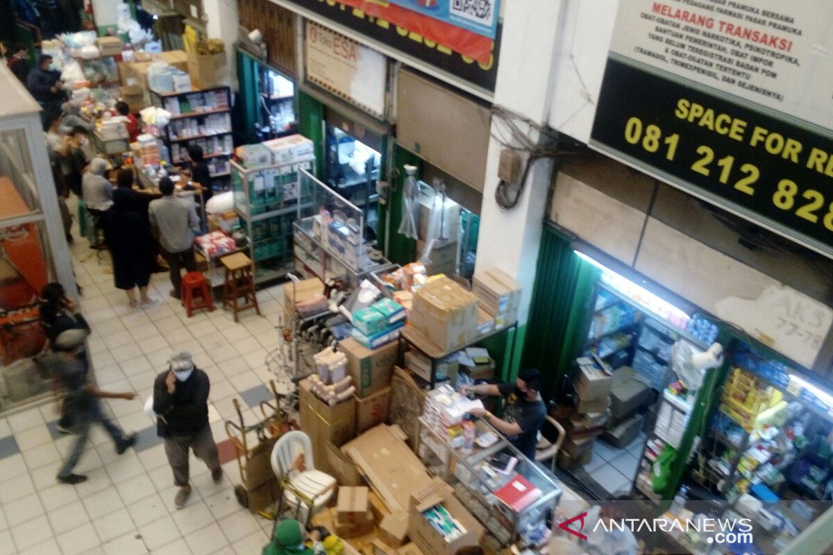 Polda Metro segel toko obat yang naikan harga  tinggi di Pasar Pramuka