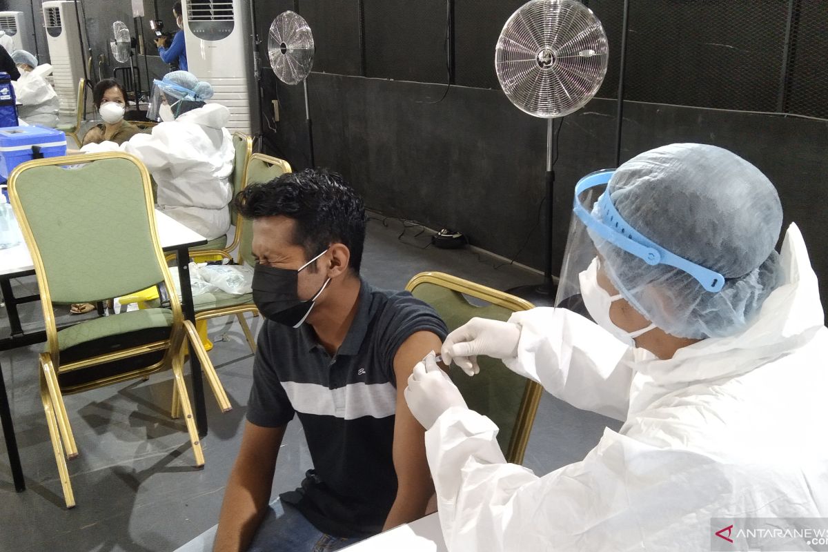 DKI siapkan 300 sentra vaksinasi untuk warga usia di  atas 12 tahun