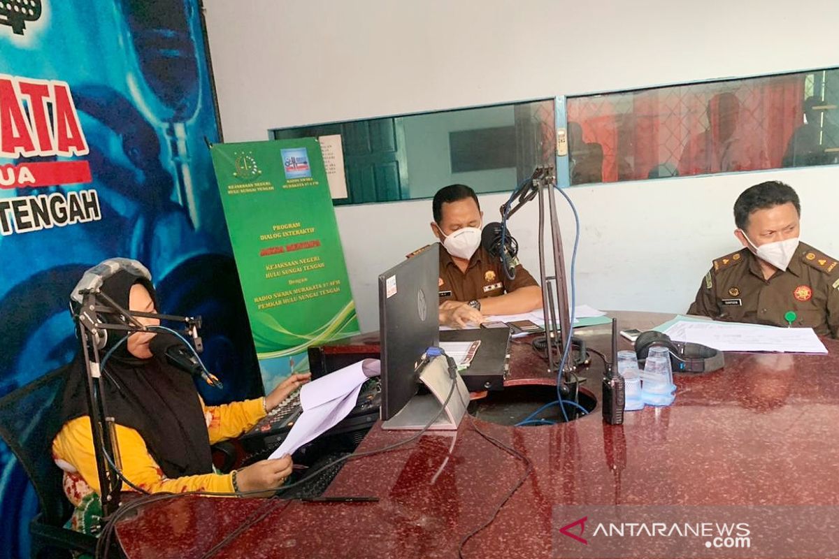 Kejaksaan HST beberkan beberapa program saat menyapa warga melalui radio