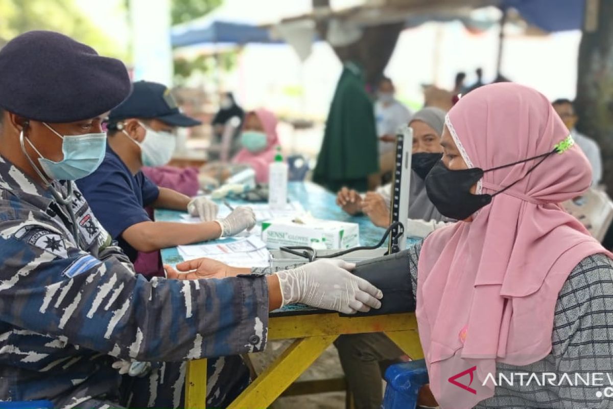 Lantamal VI Makassar sasar warga pulau atasai COVID-19 dalam "Serbuan Vaksin"