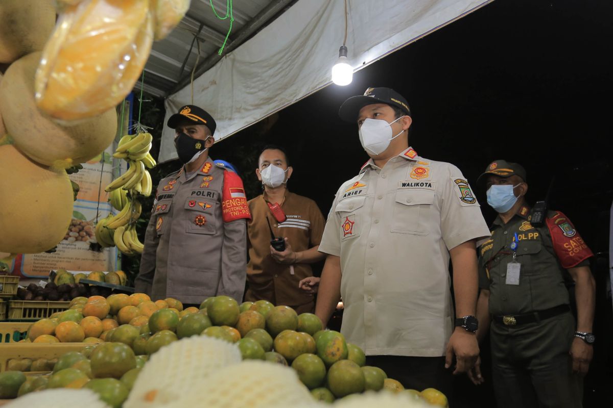 Hari ketiga PPKM Darurat, Pemkot Tangerang segel tempat makan langgar jam operasional