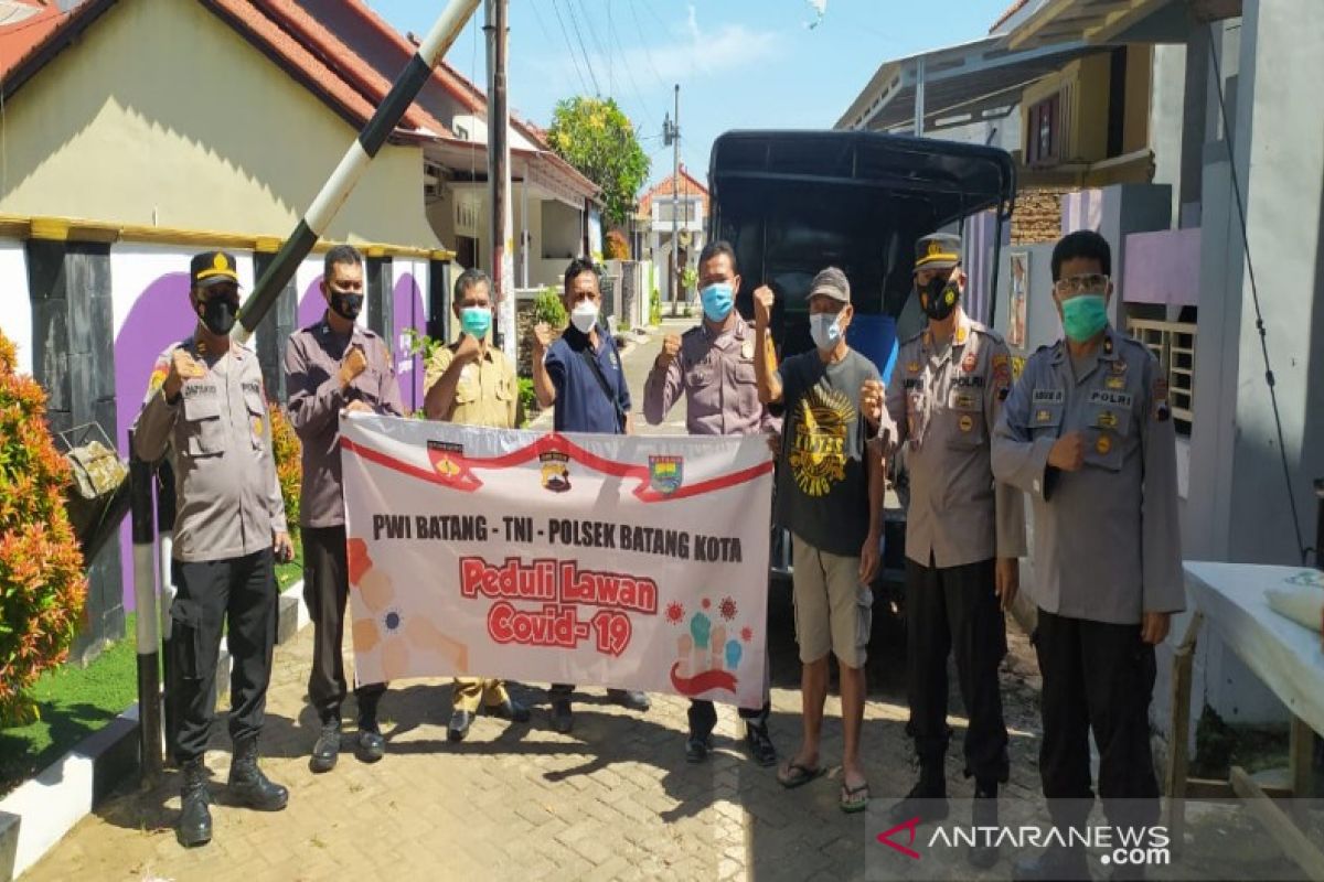 Polres -PWI Batang lakukan penyemprotan disinfektan dan pembagian sembako