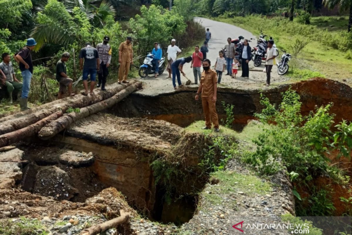 Banjir putuskan satu jembatan di Nagan Raya, akses transportasi masyarakat lumpuh