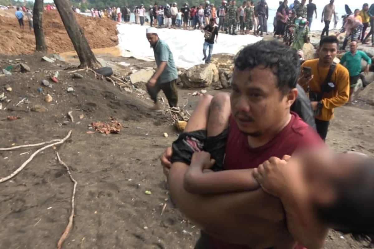 BPBD: Anak yang terseret ombak di Pantai Padang meninggal dunia