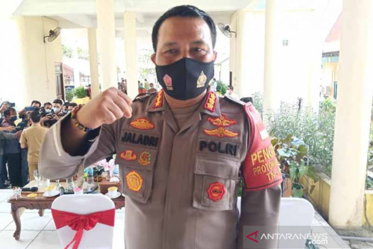 Polisi tahan warga mengamuk karena tidak dapat vaksin