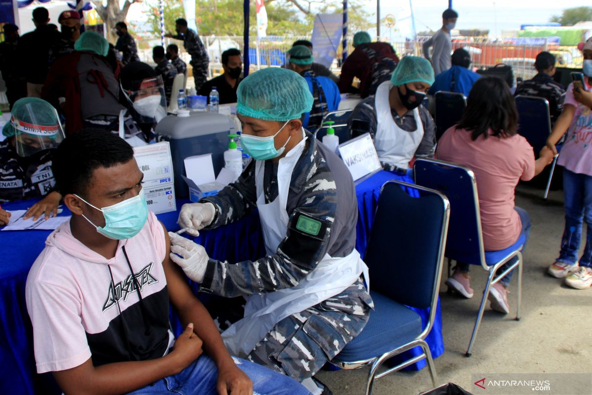 Lantamal VII Kupang vaksin 6.000 warga di NTT