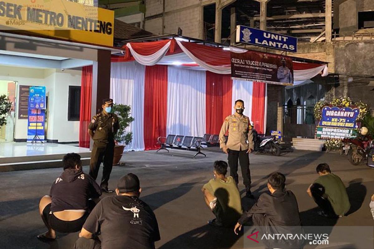 PPKM Darurat, puluhan pemuda pemain papan luncur ditangkap polisi