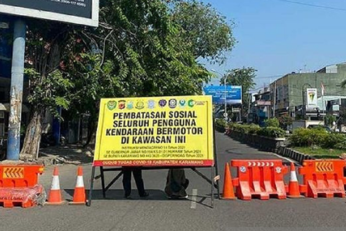 Selama PPKM Darurat, dua jalan di perkotaan Karawang ditutup siang dan malam