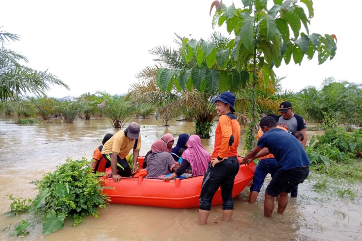 Tim gabungan evakuasi warga terjebak banjir di Abdya