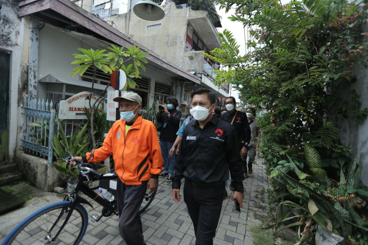 Legislator edukasi warga OTG saat jalani isolasi mandiri di Kota Surabaya