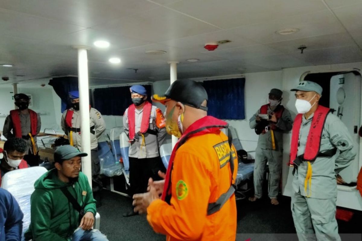 Tim SAR gabungan evakuasi tujuh penumpang kapal motor yang alami mati mesin