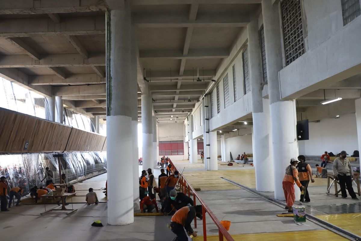 300 tempat tidur mulai dipasang di Rumah Sakit Lapangan Tembak Surabaya