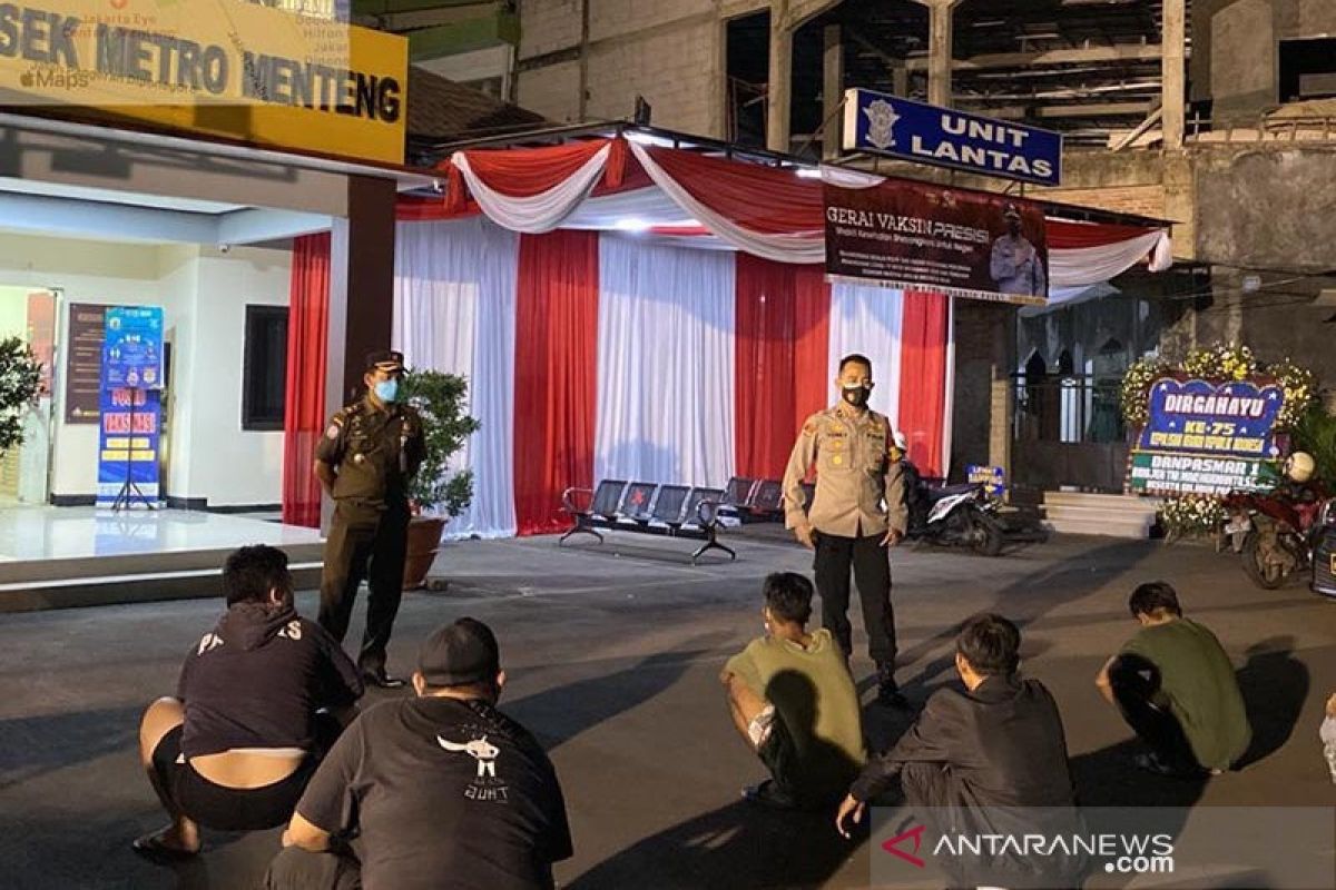 Pemberlakuan PPKM Darurat, puluhan pemuda pemain papan luncur ditangkap polisi