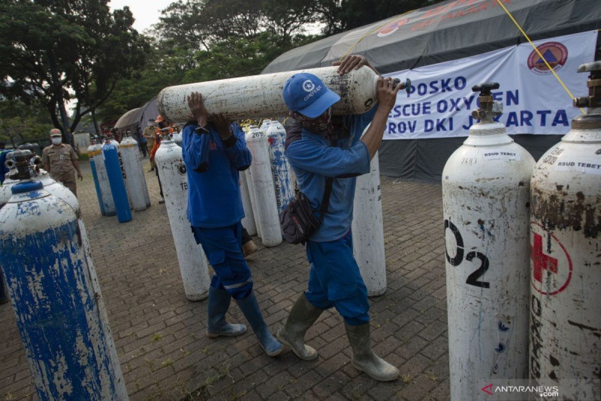 Menko Luhut sebut Indonesia telah pesan 10.000 tabung oksigen dari Singapura