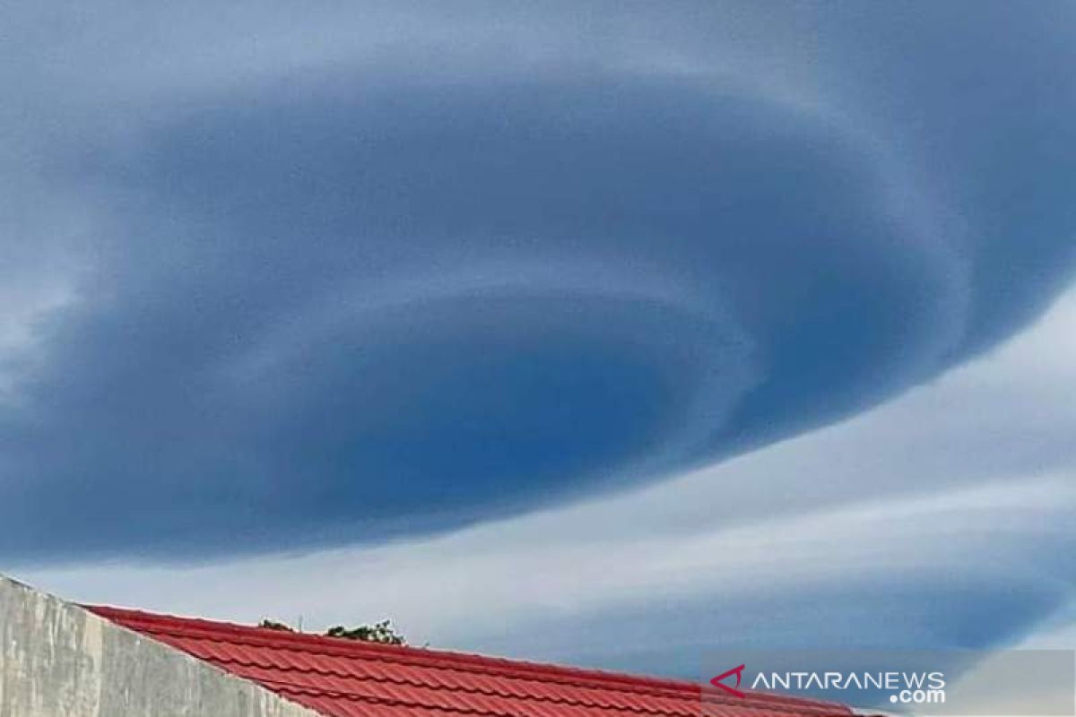 Warga dihebohkan munculnya awan berbentuk UFO di langit Banda Aceh, ini penjelasan BMKG