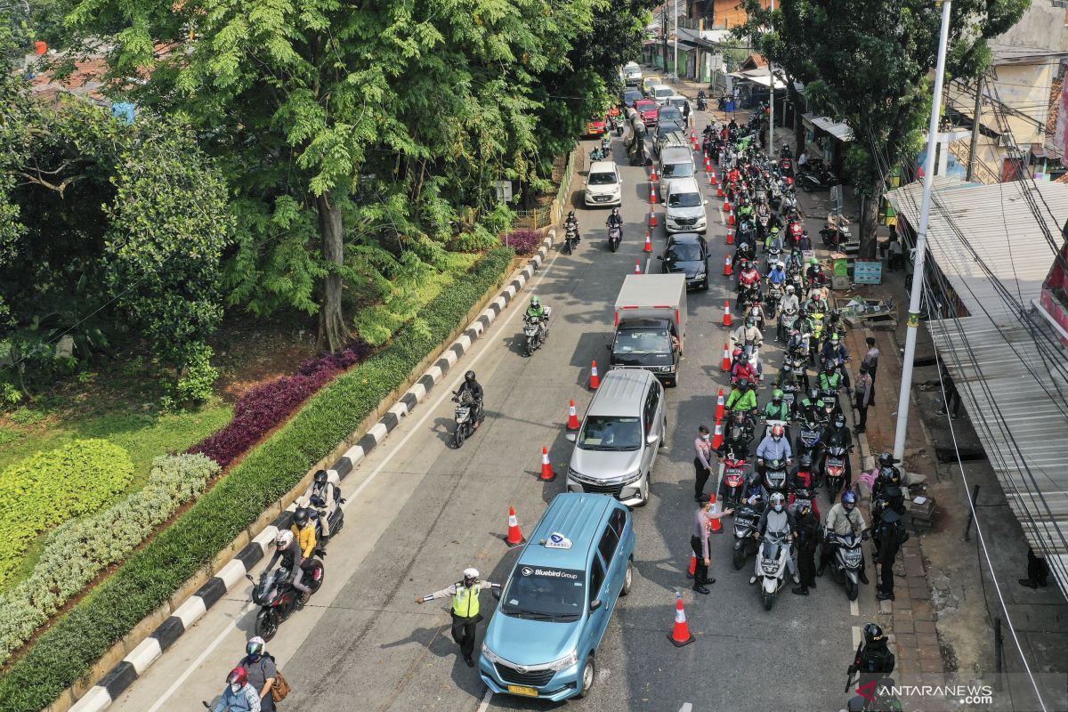 Jakarta kemarin, penyekatan dan pelanggaran PPKM Darurat