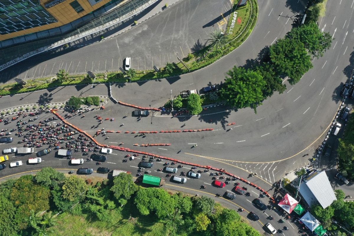 Penutupan total arah masuk Surabaya di Bundaran Waru akibatkan kemacetan panjang