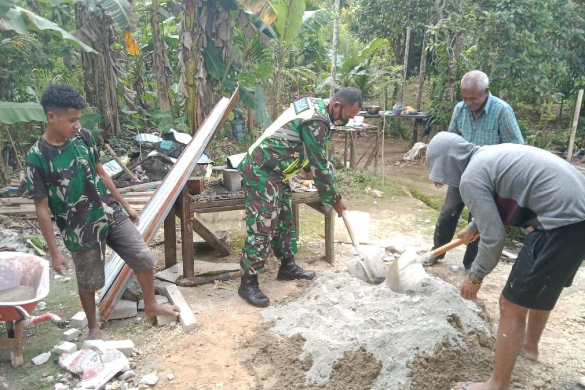 Babinsa bantu selesaikan bangunan rumah TMMD kampung Warkimbon