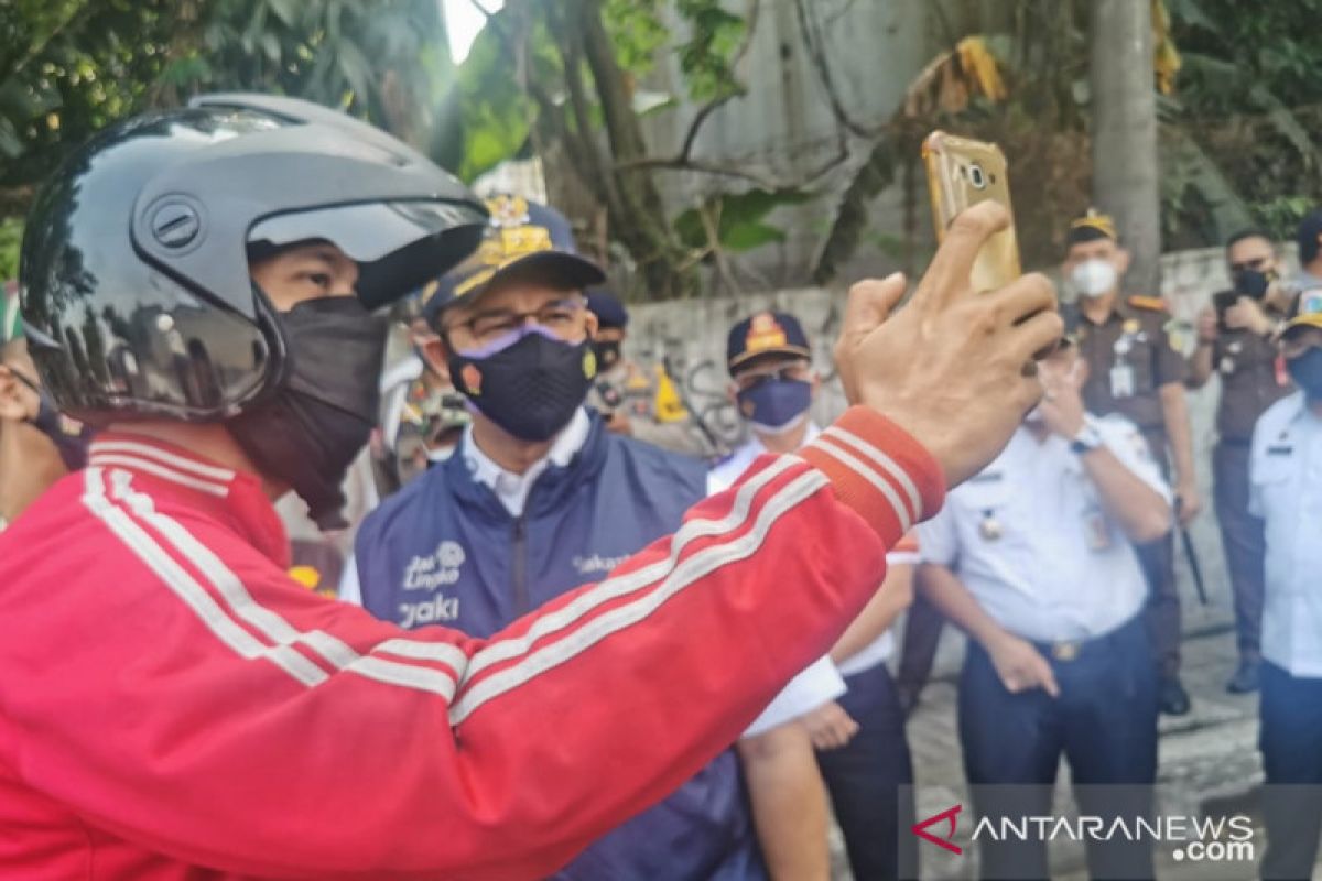 Anies minta pengendara telepon bosnya untuk minta izin tetap di rumah