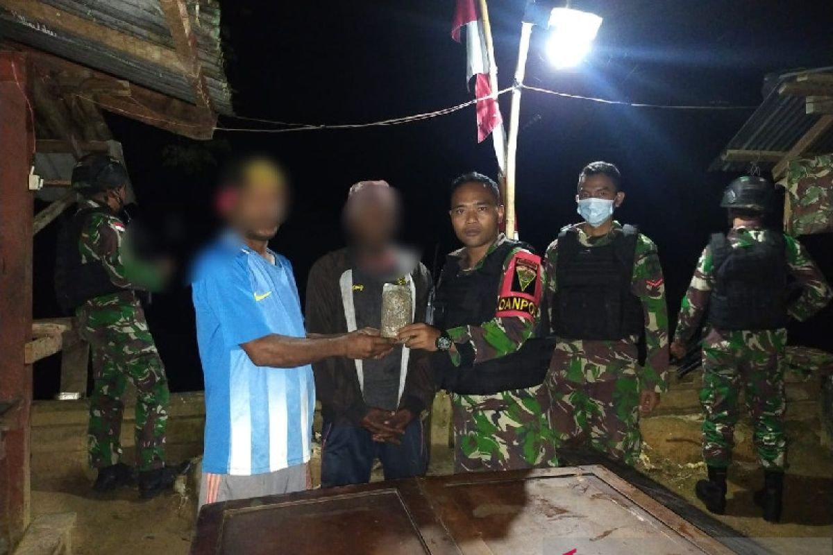 Warga perbatasan RI-PNG menyerahkan ganja ke Satgas TNI