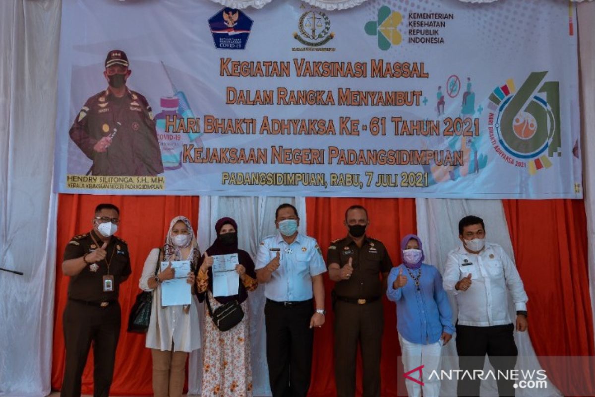 Sambut HUT Adhiyaksa ke-61 warga Padangsidimpuan vaksin COVID-19