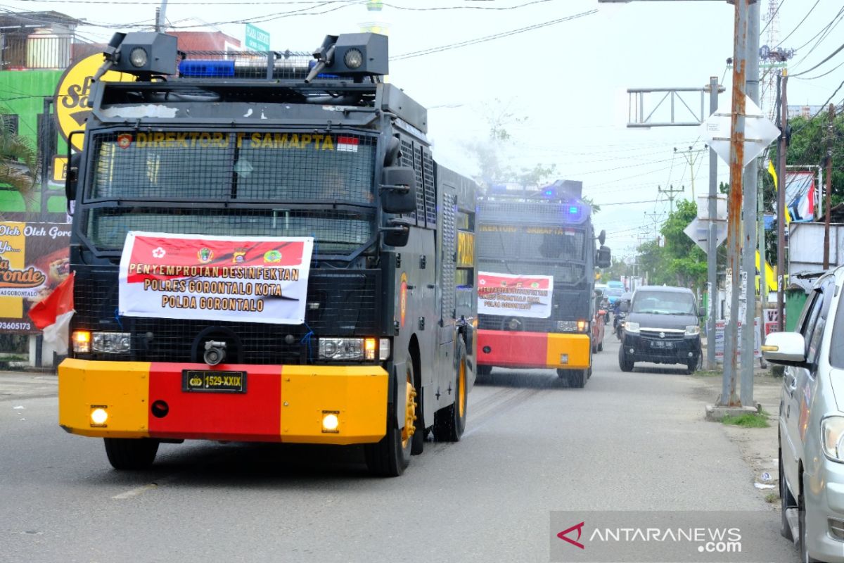 Polda semprotkan disinfektan di wilayah Kota Gorontalo