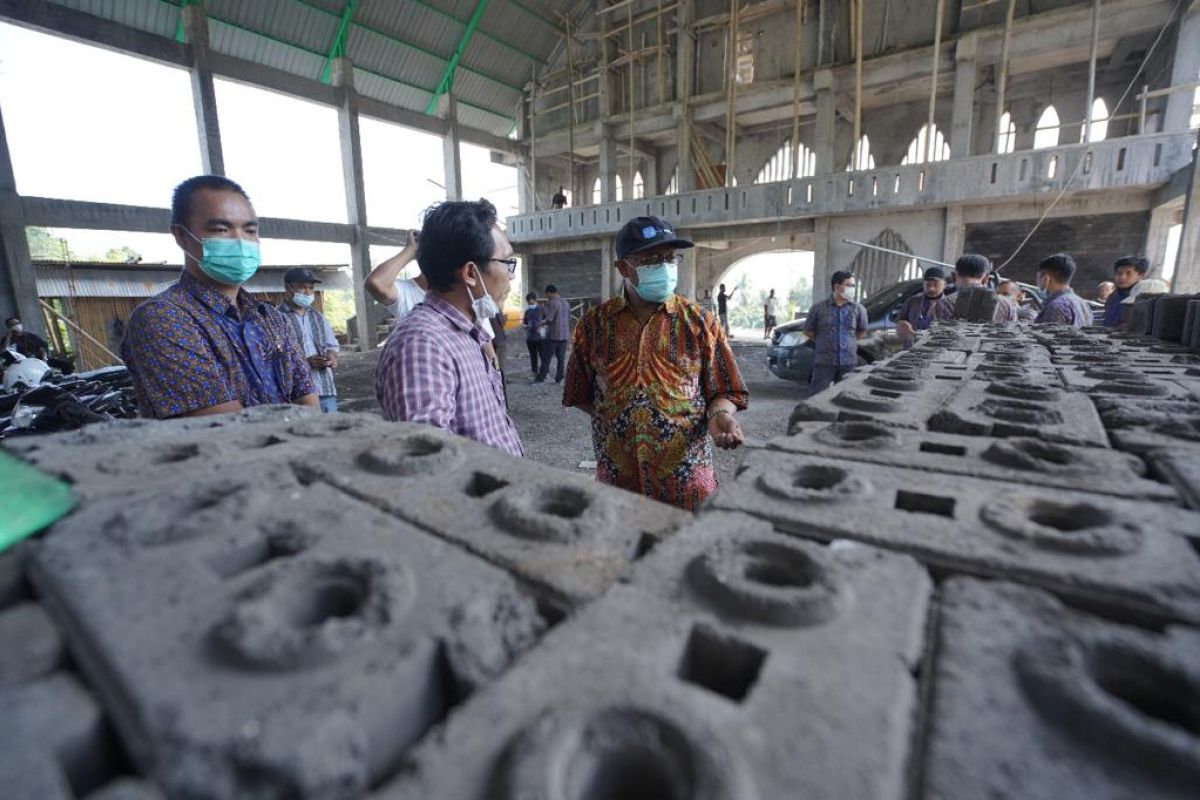 PLN NTT latih warga produksi bata dari limbah batu bara