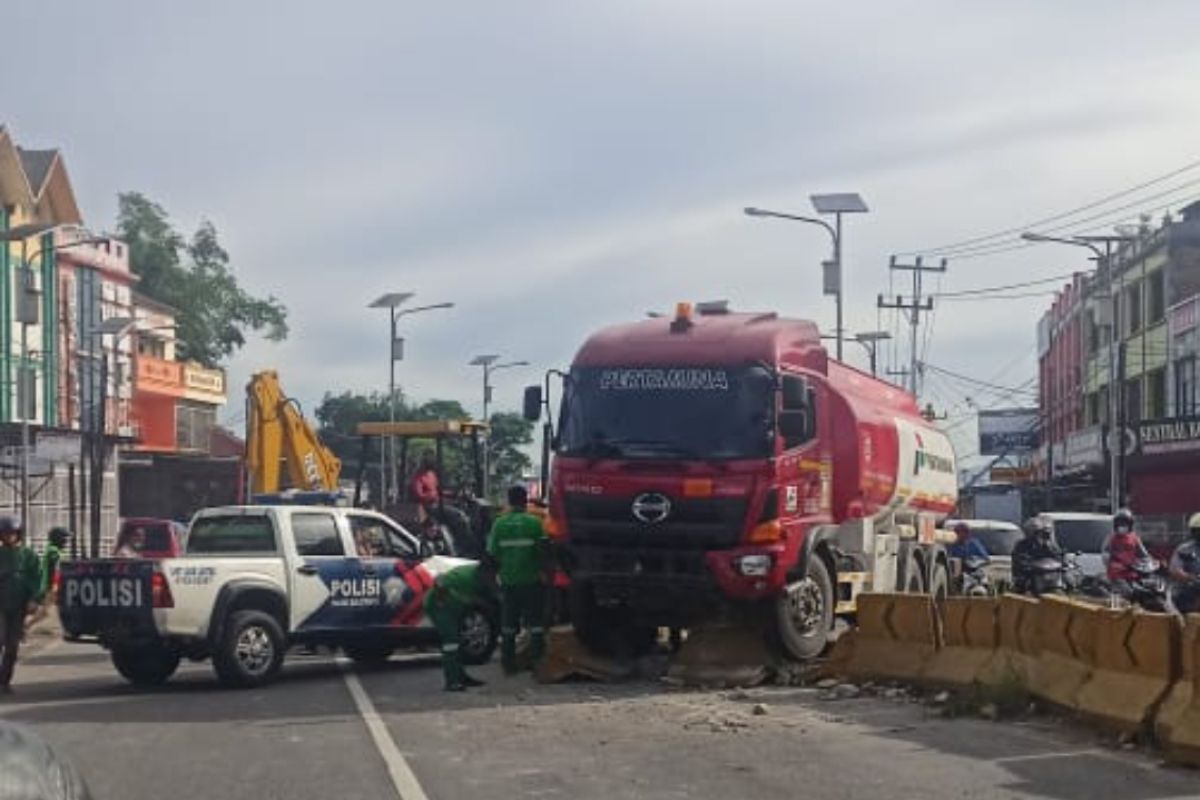 Truk tangki Pertamina slip dan tabrak pembatas jalan