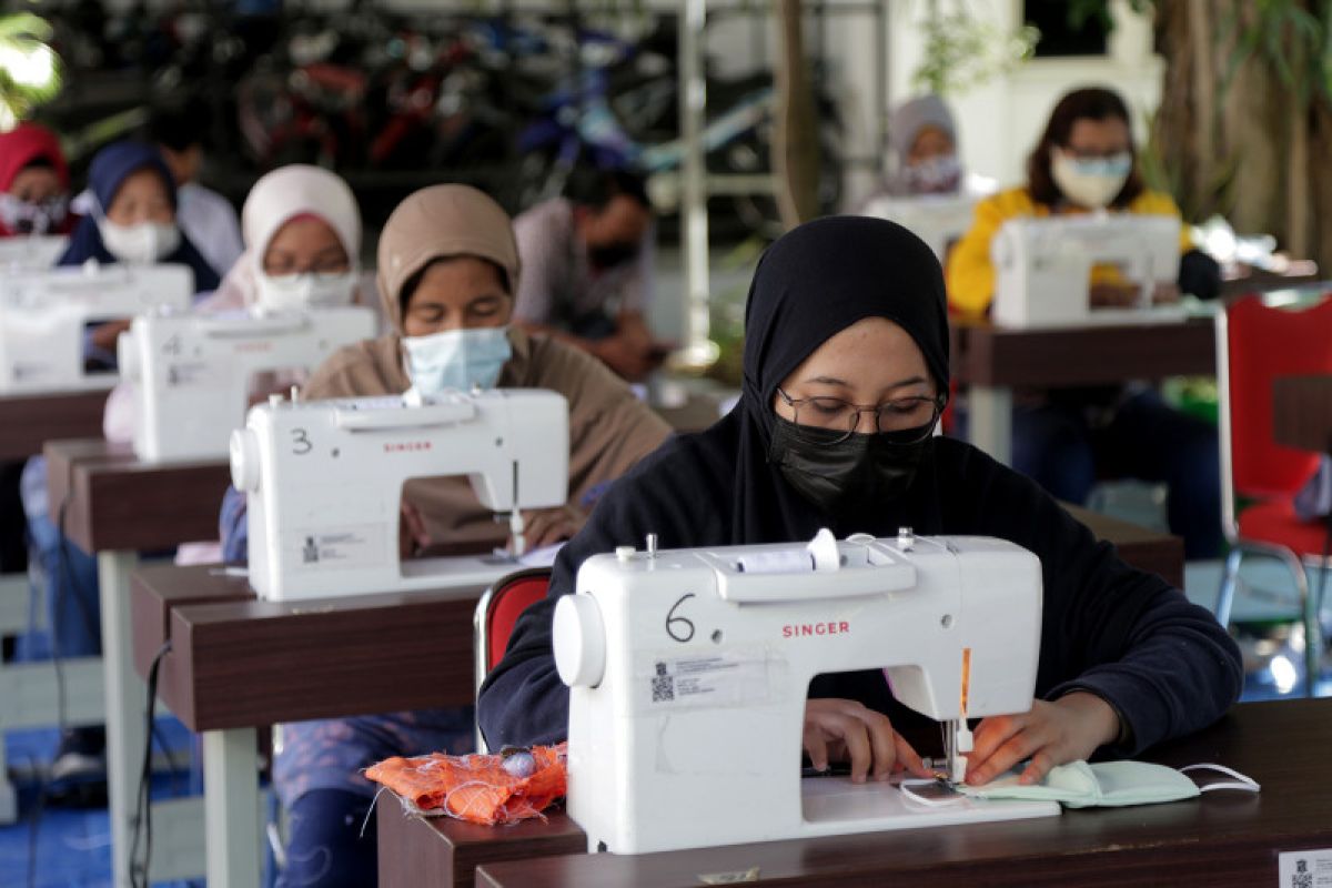 Sejumlah UMKM buat masker tiga lapis di Balai Kota Surabaya