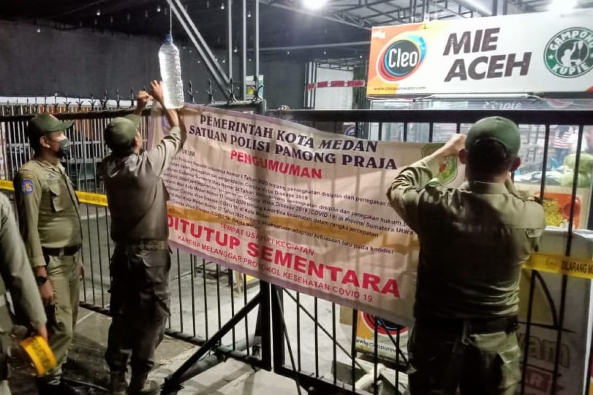 Satgas tutup tempat usaha langgar PPKM mikro di Medan