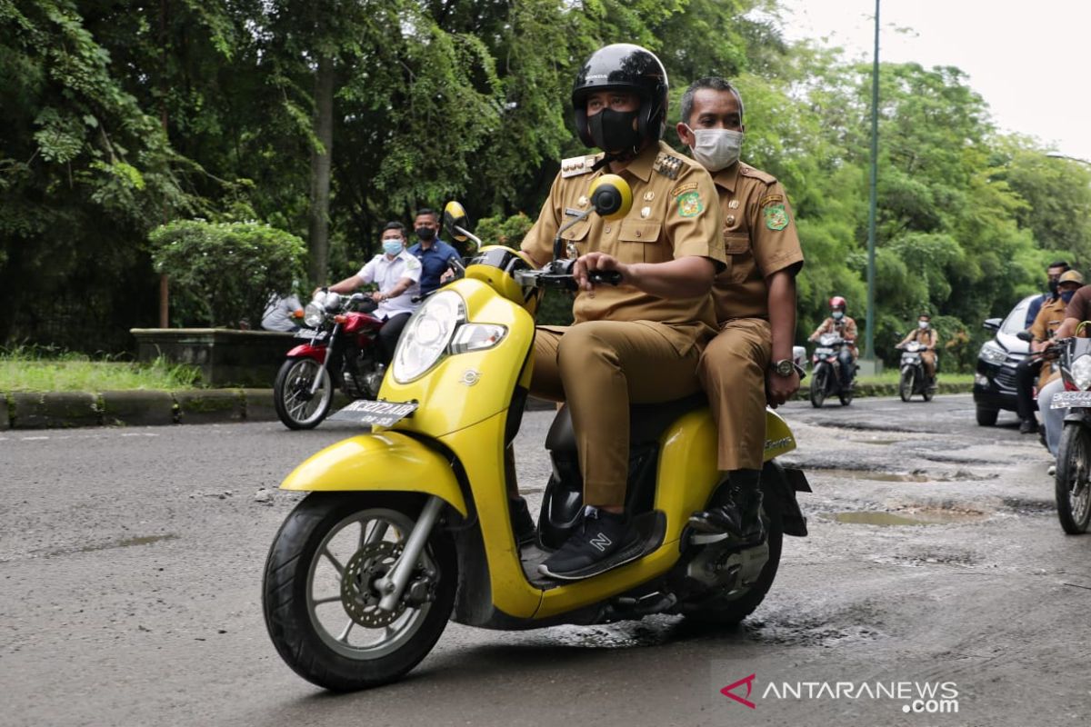 Lintasi jalan berlubang, Wali Kota Bobby bonceng kepala dinas