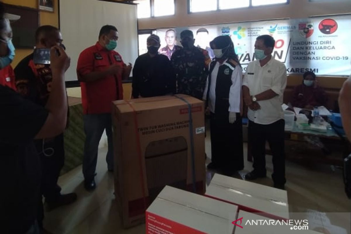 Anggota DPRD Garut hadiahi mesin cuci bagi warga divaksin COVID-19