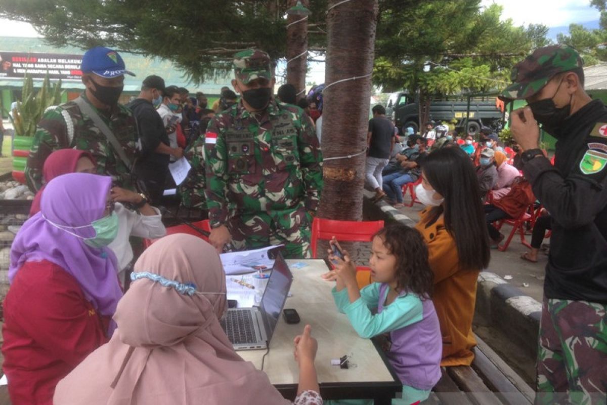 800 warga Jayawijaya datangi kodim untuk vaksinasi COVID-19 gratis