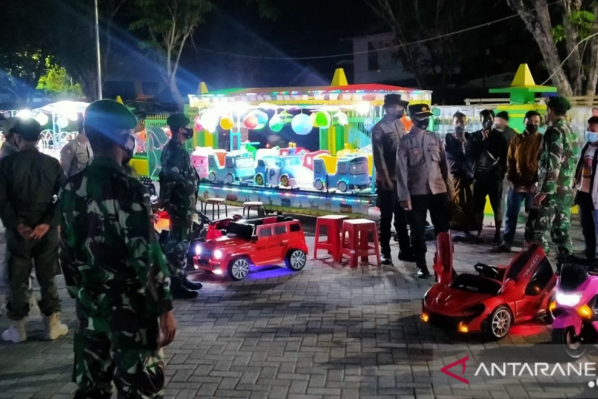 Pemkab Pamekasan matikan penerangan jalan umum di lokasi berkumpul warga