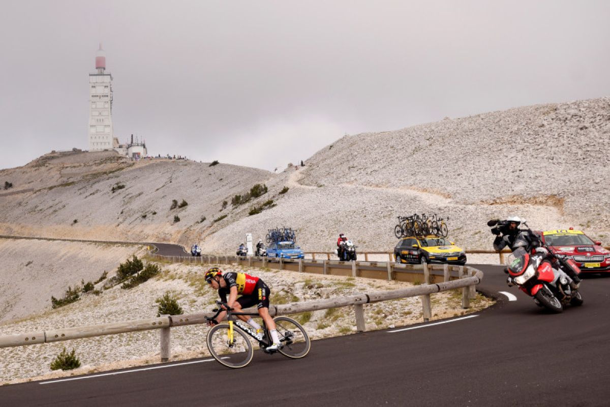 Pogacar tunjukkan kelemahan awal saat Van Aert klaim etape 11